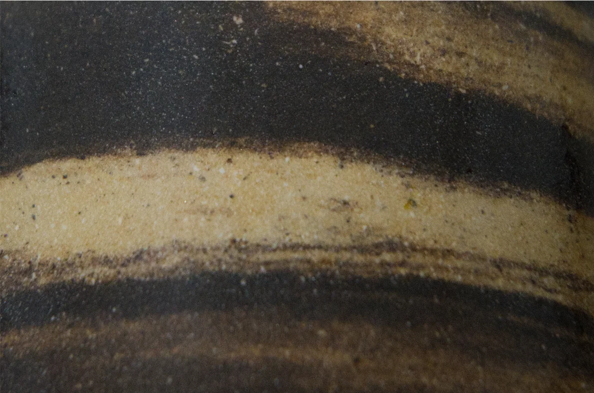 Nahaufnahme der marmorierten Oberfläche von MUD.earth
