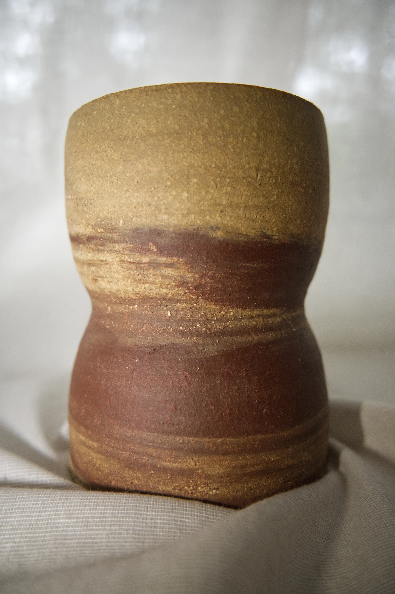 Handgedrehte Tasse aus der Kollektion MUD.earth
